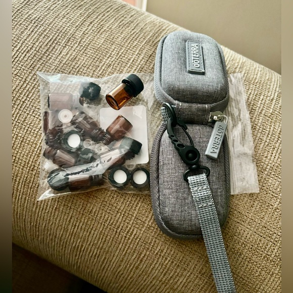 Essential Oil / sample bottles carry key chain bag, 8 empty bottle vials - Picture 3 of 3